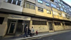 Locales de la calle Ribeira de Canedo que albergaron un centro de salud y que estn a subasta