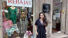 En la imagen, Eva Pena, ante su tienda de la calle Real, donde ayer colg el cartel de rebajas