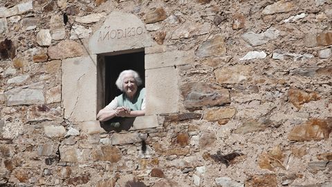 Dina Rodrguez, hija del ltimo pastor protestante que hubo en Besullo, asomada a una
ventana de su domicilio, Casa Xuacn, que alberg la capilla evanglica