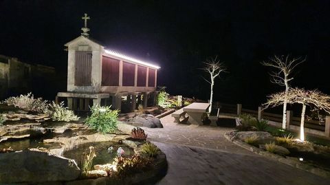 La iluminación noctuna del jardín invita a disfrutar de las noches del verano al aire libre