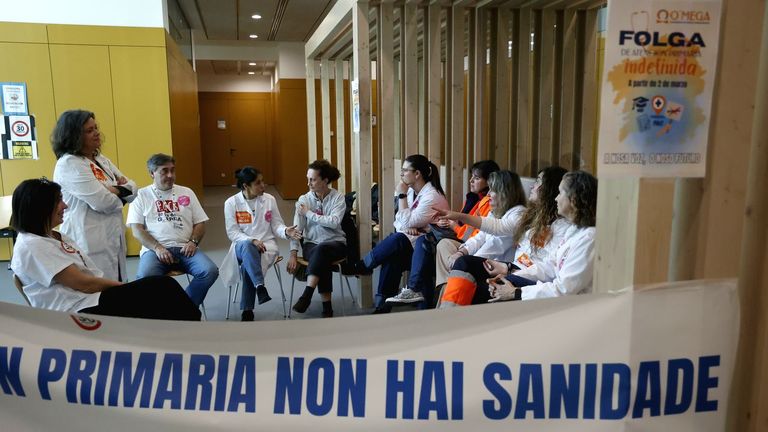 Médicas se encierran en un centro de salud de Vigo para que el Sergas negocie con ellos el fin de la huelga