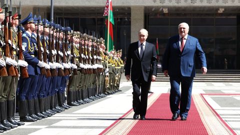 El presidente bielorruso, Alexnder Lukashenko, y Putin, el viernes durante su encuentro en Minsk.