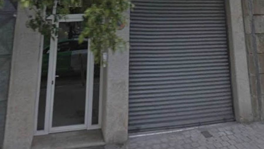 Rescatan a un indigente que dormía en un garaje y quedó atrapado por el