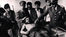 Militares bolivianos rodean el cadáver del Che Guevara tras su captura en Bolivia.