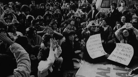 Manifestacin feminista en abril de 1985 contra la decisin del Tribunal Constitucional sobre la Ley del Aborto al admitir solo tres supuestos sobre la interrupcin voluntaria del embarazo.