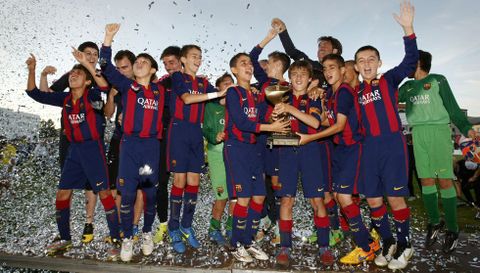 Los jugadores del F.C. Barcelona, ayer celebrando el segundo ttulo cul en el AF7, que se suma al de la edicin del 2013. 