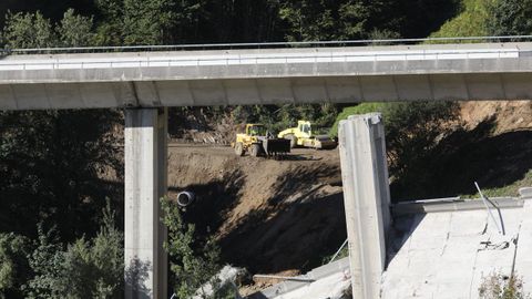 Varias máquinas transportan los recubrimientos de cemento de las tuberías que se están instalando en la parte inferior del viaducto de O Castro.