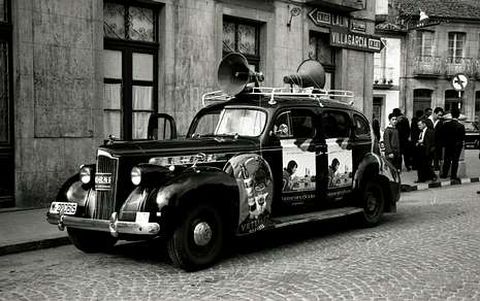 La Vuelta pas por A Estrada por primera vez en los 60, con caravana publicitaria bien distinta a la actual.