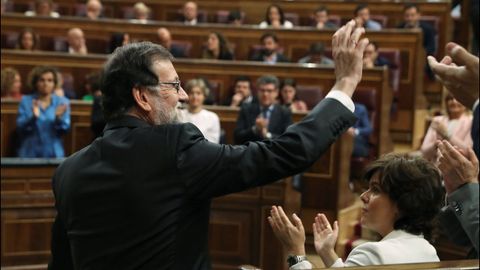 Rajoy saluda a los diputados, que le dedican una ovación, en el debate de moción de censura el pasado día 1