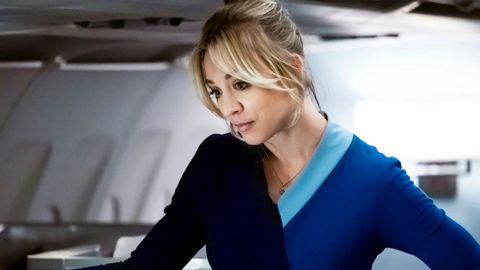 Kaley Cuoco (The Big Bang Theory) como Cassey en la serie de HBO The Flight Attendant