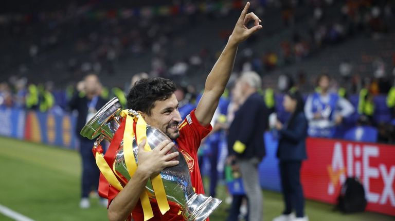 Jesús Navas con el trofeo de la última Eurocopa