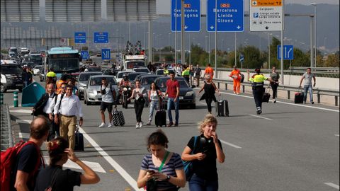 Viajeros con maletas intentando acceder al aeropuerto de El Prat