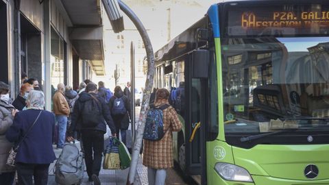 Mucha gente emplea este autobús como lo que es, un urbano, de modo que ni es cómodo para compostelanos ni para turistas. Hacen uso de él en las paradas del centro, como esta de la plaza de Galicia, y ese recorrido ralentiza las idas y venidas al aeropuerto.