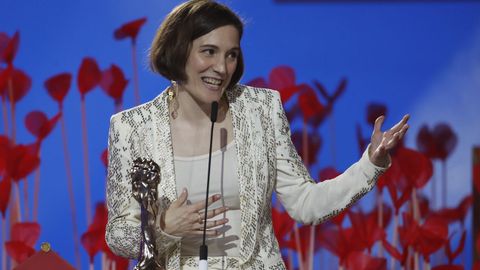 Carla Simón recibiendo el premio a la Mejor Dirección por Alcarrás