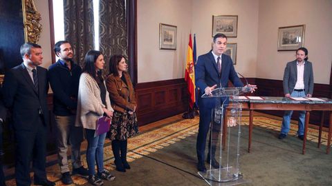 Iván Redondo, Alberto Garzón, Irene Montero y Adriana Lastra asistieron a la firma del acuerdo