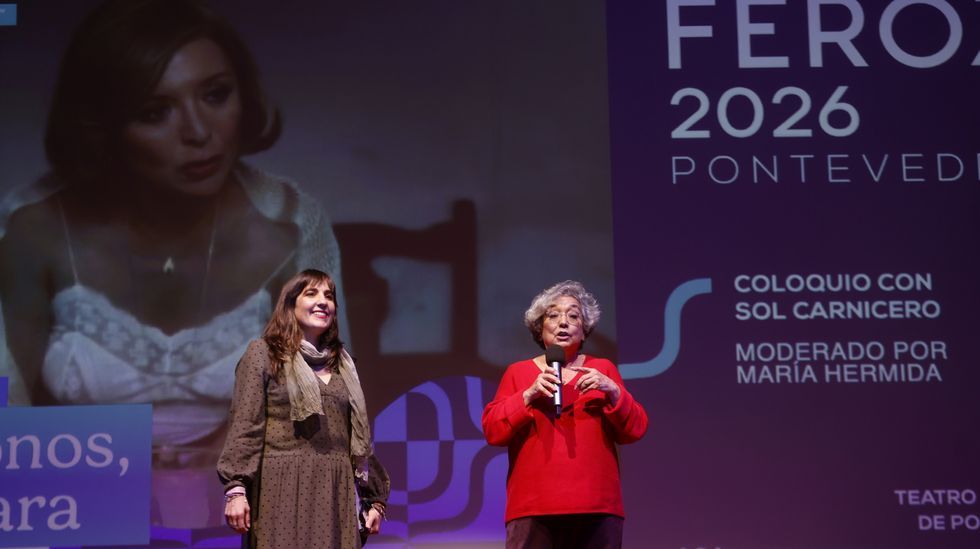 Tráiler de «Aída y Vuelta».La directora de producción de «Vamos, Bárbara», Sol Carnicero, con el micrófono en la mano presentando la película en Pontevedra.
