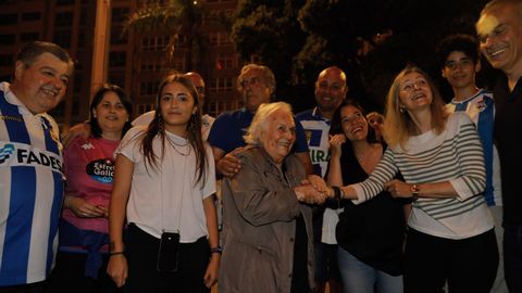 Familiares de Arsenio Iglesias y la alcaldesa de A Coruña en la quema de la falla