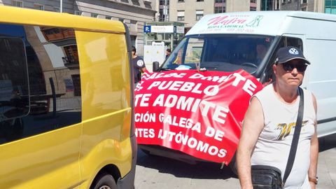 Protesta de los vendedores ambulantes en Pontevedra para mantener la feria en la Alameda
