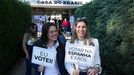 Dos ciudadanas brasileñas, este domingo, tras votar en el centro electoral instalado en el colegio mayor universitario Casa do Brasil en Madrid