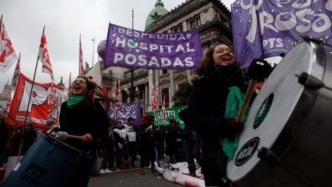 Manifestantes proabortistas y contrarios a la legalización se manifestaron frente al Parlamento de Buenos Aires durante el debate del proyecto del ley