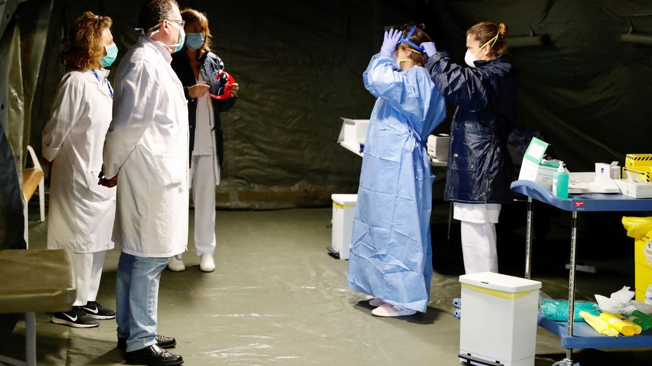  El hospital militar instalado en el aparcamiento subterráneo del Hospital Universitario Central de Asturias (HUCA) ha comenzado a recoger las primeras muestras a los profesionales sanitarios