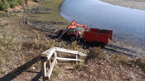 Una máquina trabajando en el margen de la ría, en Cabalar, esta semana
