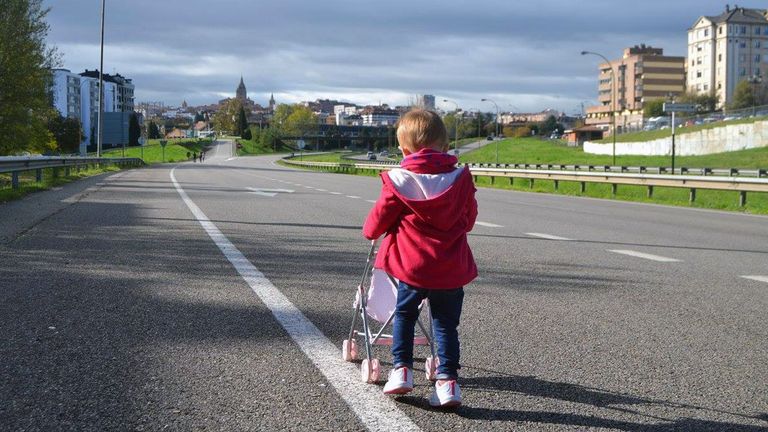 Una niña pasea a su muñeca sobre la carretera de acceso a Oviedo desde la autopista Y, cerrada al tráfico para celebrar el amagüestu del Bulevar de Santuyano en una imagen de archivo