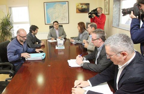 Los representantes municipales se reunieron ayer en Santiago con la Confederacin y Augas de Galicia. 