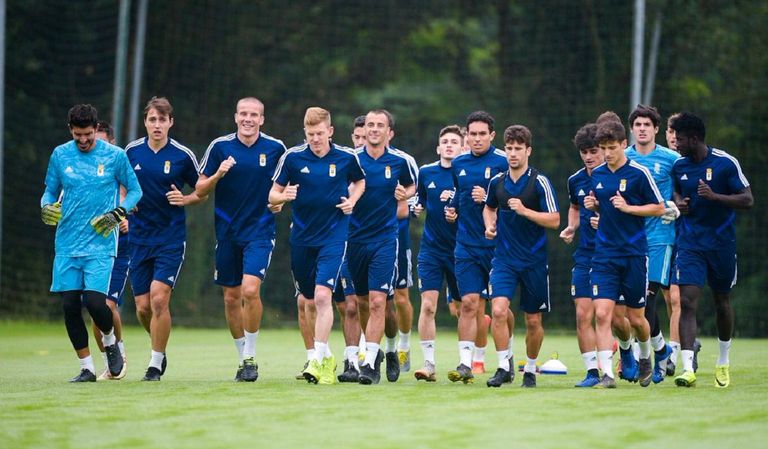 Los jugadores del Real Oviedo durante el entrenamiento del miércoles