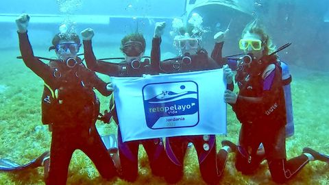 Las expedicionarias mostraron la bandera del Reto Pelayo Vida a casi 20 metros de profundidad en el Mar Rojo