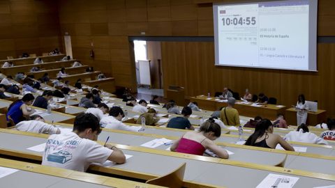 Inicio del examen de Historia de España ayer en el aula magna de Filoloxía, en el campus de Elviña (A Coruña)