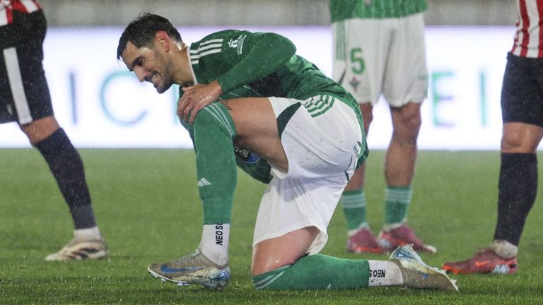 Chema Rodríguez, central del Racing Club Ferrol: «Hay que hacer autocrítica, mirarse el ombligo y trabajar»