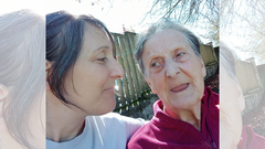 Marta �lvarez, junto a su madre