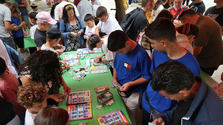 La pasión por el Mundial despierta el furor por el intercambio de cromos
