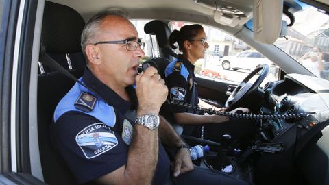 La policía local de Mugardos, alertando a la población de la restricción a través de la megafonía