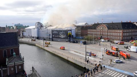 Incendio en el antiguo edificio de la Bolsa de Copenhague