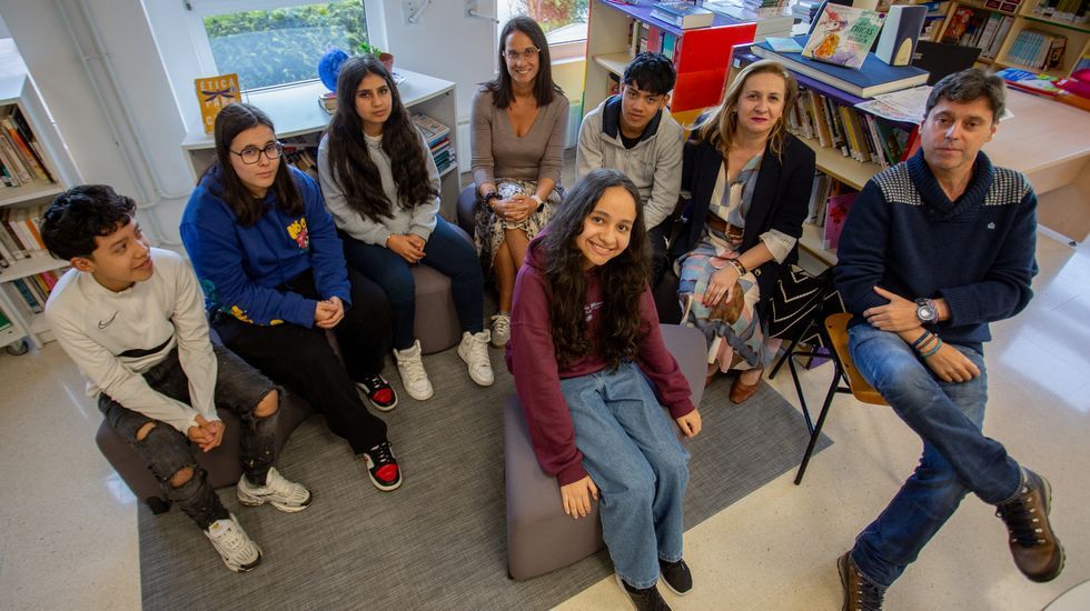 La historia del Grupo Intaf, en Nar�n.Los alumnos que participan en el proyecto y los docentes que lo comandan en el IES de Poio.