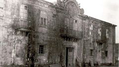 Imagen del pazo de Ximonde en 1945, con las esculturas apoyadas en su fachada. Fondo Durn Loriga. ARCHIVO MUSEO DE PONTEVEDRA
