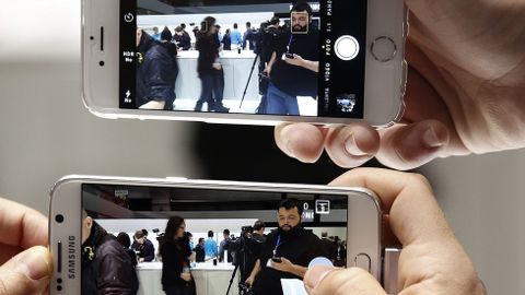 Un visitante compara la resolucin de un Samsung Galaxy 6 y un Iphone. 