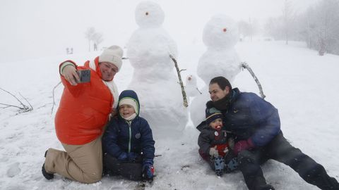 Familias en la nieve en O Cebreiro