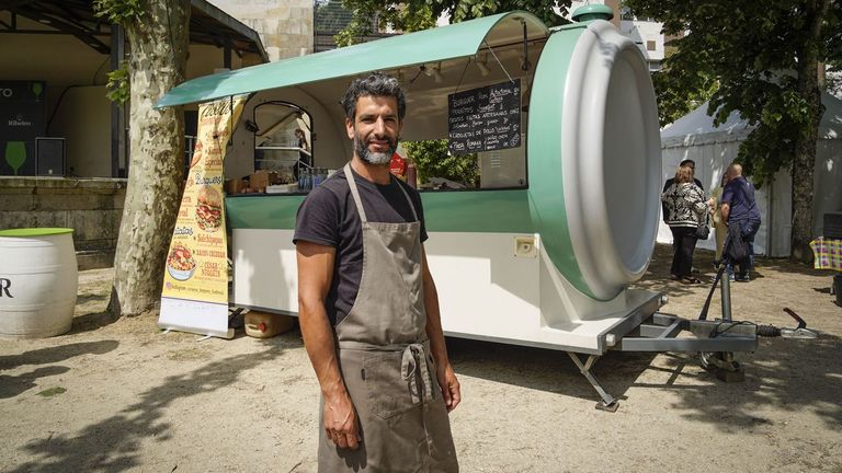 Cambió el trabajo en restaurantes por viajar con su food truck que sabe a materia prima gallega
