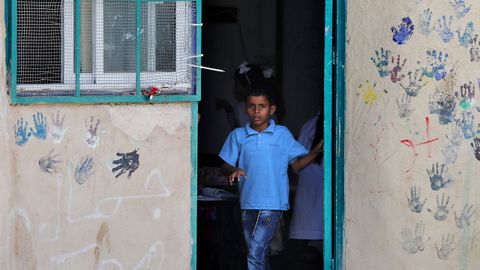 Un alumno palestino sale de clase en una escuela de Khan al-Ahmar, territorio ocupado por Israel