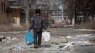 Un hombre camina por una calle desierta, alcanzada por los bombardeos rusos, en la ciudad de Bajmut