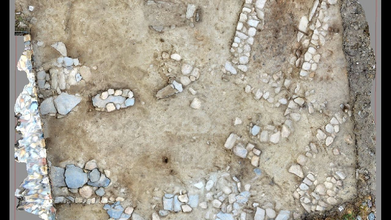 Ourense respira entroido.Una fotogrametra digital de la parte del castro de San Lourenzo de Cereixa donde se extrajeron las muestras de madera carbonizada que se utilizaron para realizar una datacin por carbono 14