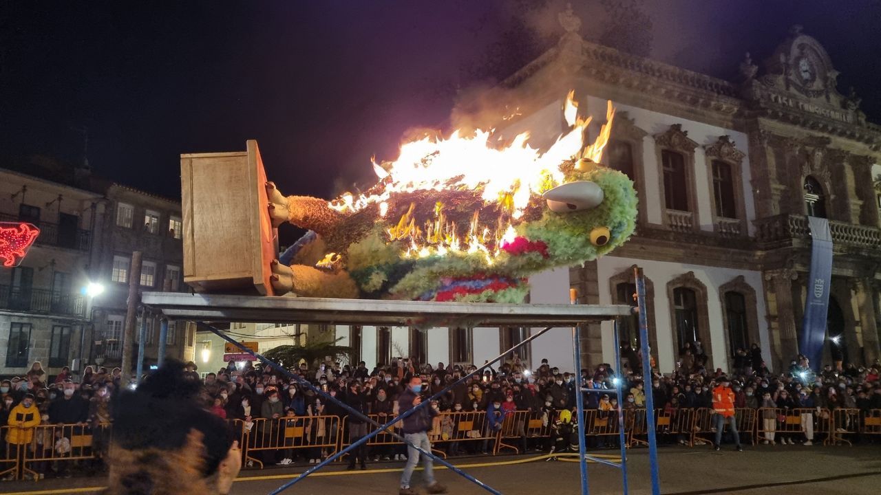 Pontevedra llora la quema de Ravachol.El colorido y animado banco de Paz Nvoa y la vaca Popi son punto de encuentro en la plaza. Una zona cerrada al trfico que permite que los nios jueguen sin peligro