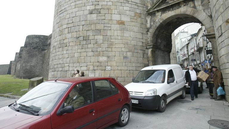 El 17 de enero del 2007, los coches volvieron a circular bajo la Porta de San Pedro casi 20 años después debido al corte en A Mosqueira.
