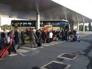 Los pasajeros que ten�an que volar a Madrid, embarcando en los autobuses que les llevar�an a Santiago