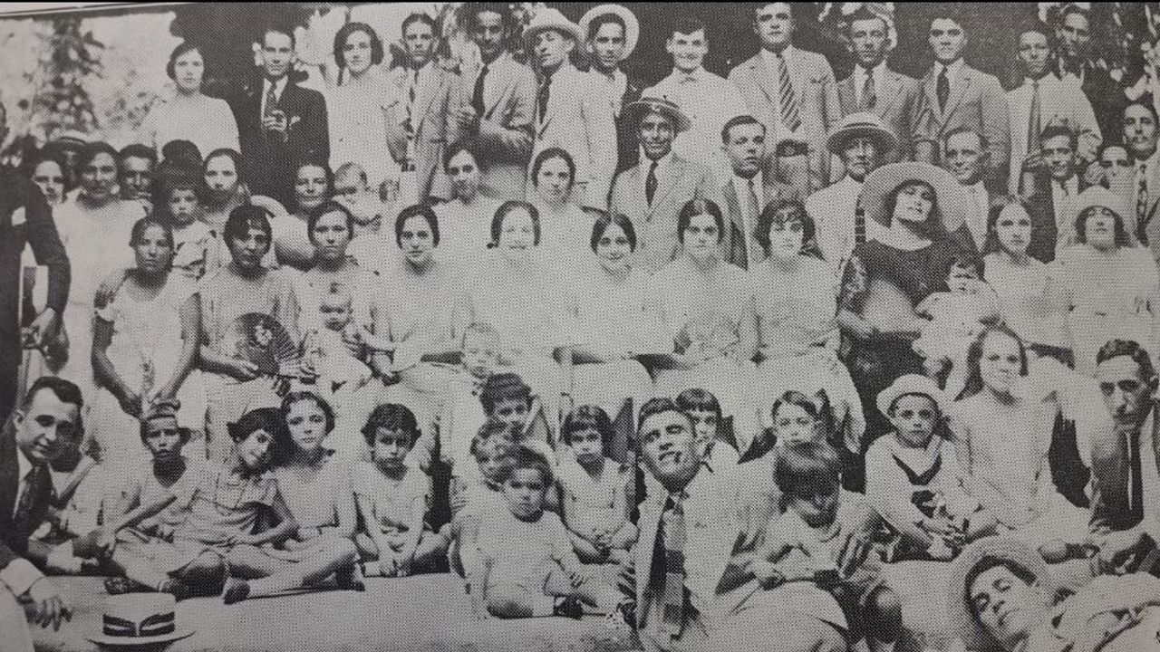 Socios de Hijos de San Miguel y Reinante en La Tropical. Imagen publicada en el Eco de Galicia del 25 de octubre de 1925.