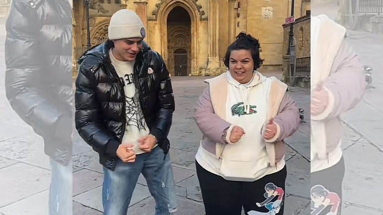 Misha y La Maeb en Oviedo haciendo un tiktok