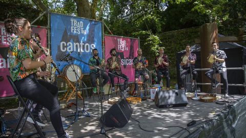 Concierto del grupo Os da Porfía en el parque de Bonaval